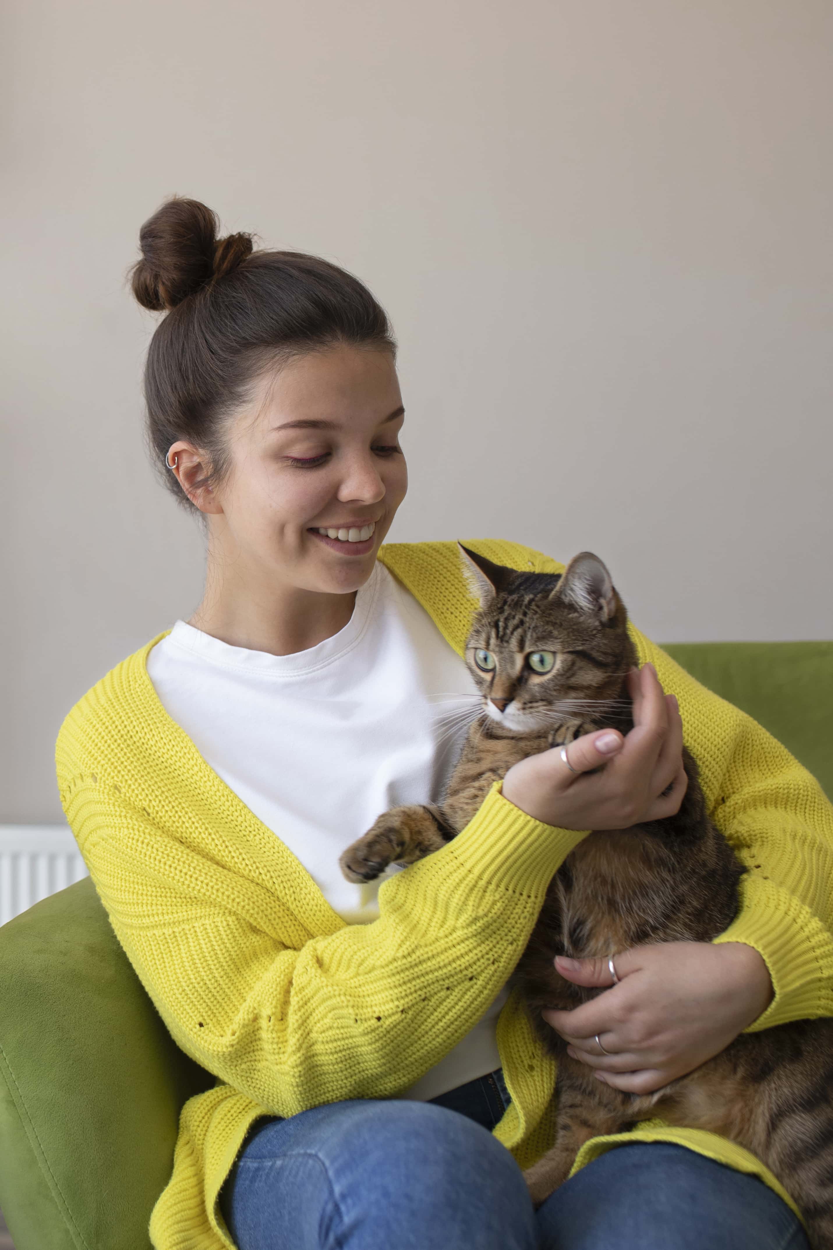 Glad kattägare med sin katt